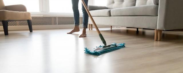 如何正确使用擦地机清洁塑胶地板